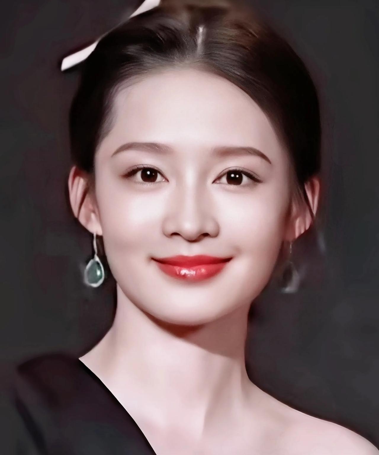 女神李沁，每一次活动亮相都宛如一幅绝美画卷，成为全场焦点。她青春洋溢、靓丽动人，