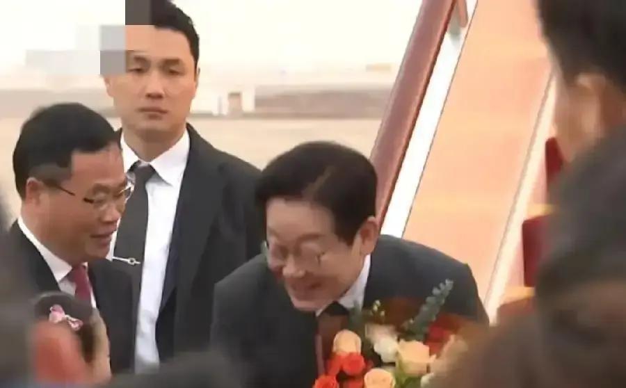 上海零下三度，风贴着脸刮。来献花的那个小男孩，手冻得通红，还在紧紧攥着花束