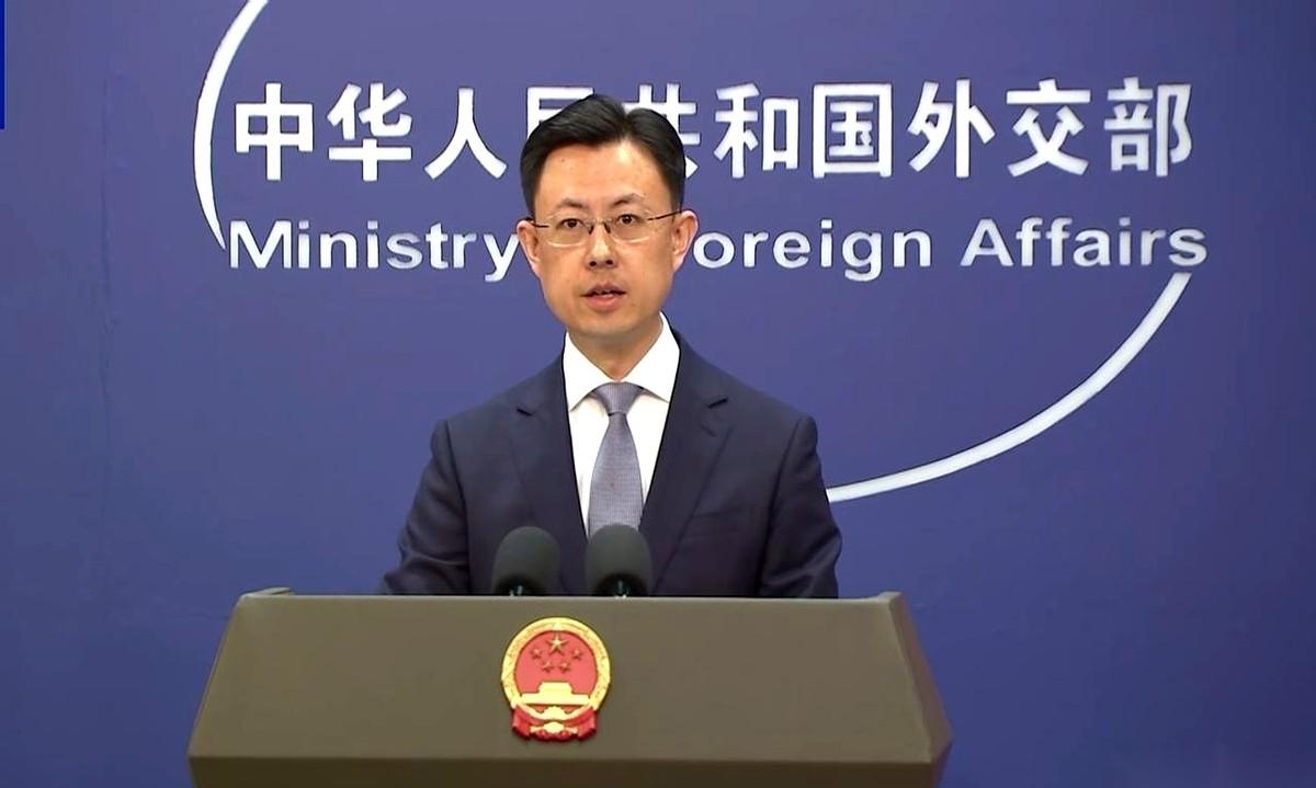 美国那边对三家中国企业下手了，理由给得很直接：协助伊朗搞军事。话筒递过来，镁光