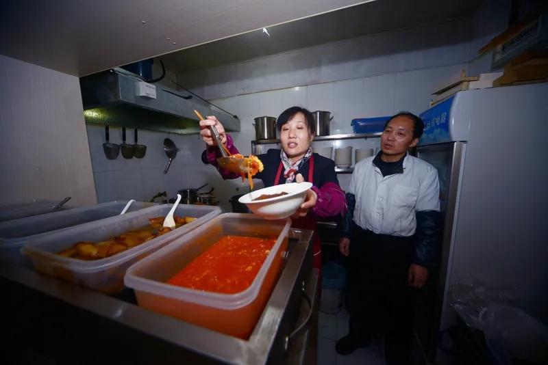 为什么现在年轻小伙子都愿意谈恋爱，不愿意结婚了？假如你月薪10000，每个月给