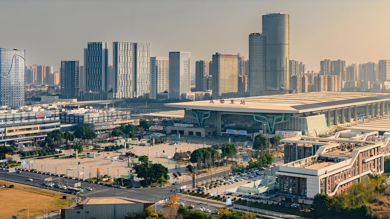 就在刚刚，成都东站旅客发送量再夺全国第一。2026年4月1日，四川大部分地区开