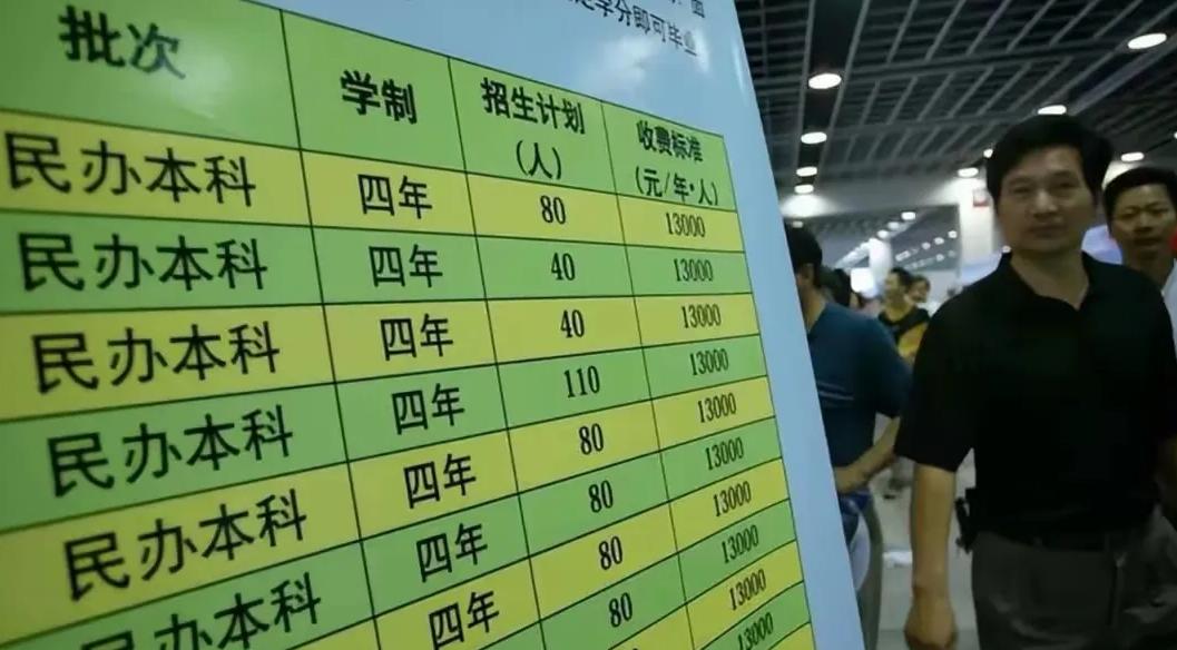 风水轮流转，以前是学生求着大学收留，现在是大学求着学生别失联。这两年高考录取季，