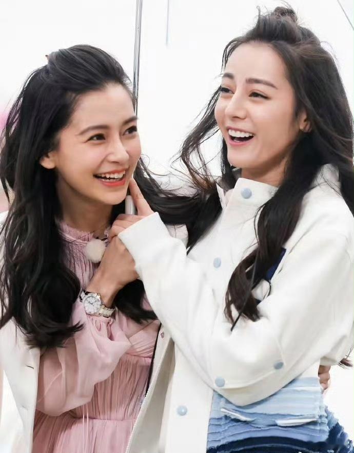 早期跑男里的迪丽热巴和angelababy，两个人关系看上去真好，没有任何雌竞