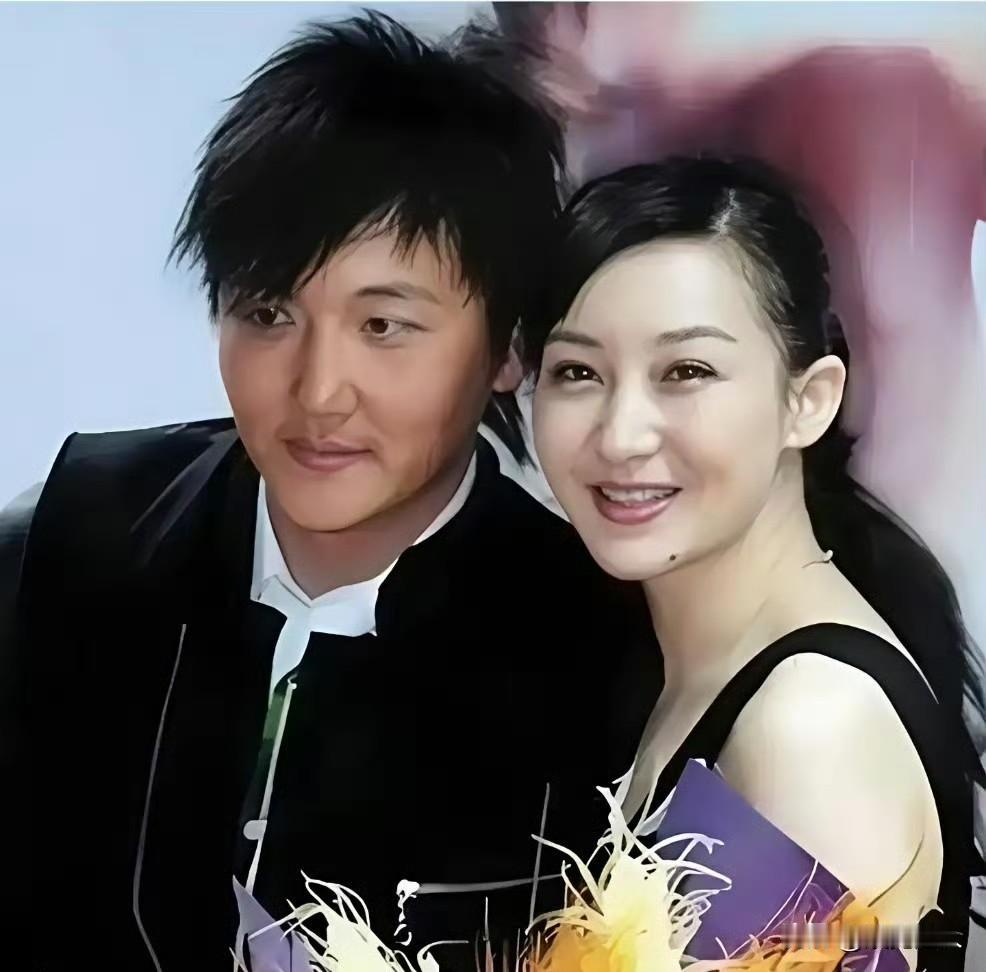 谁能想到，孙楠离婚时揣着300块净身出户，把五套房和存款全留给买红妹，转头就娶了