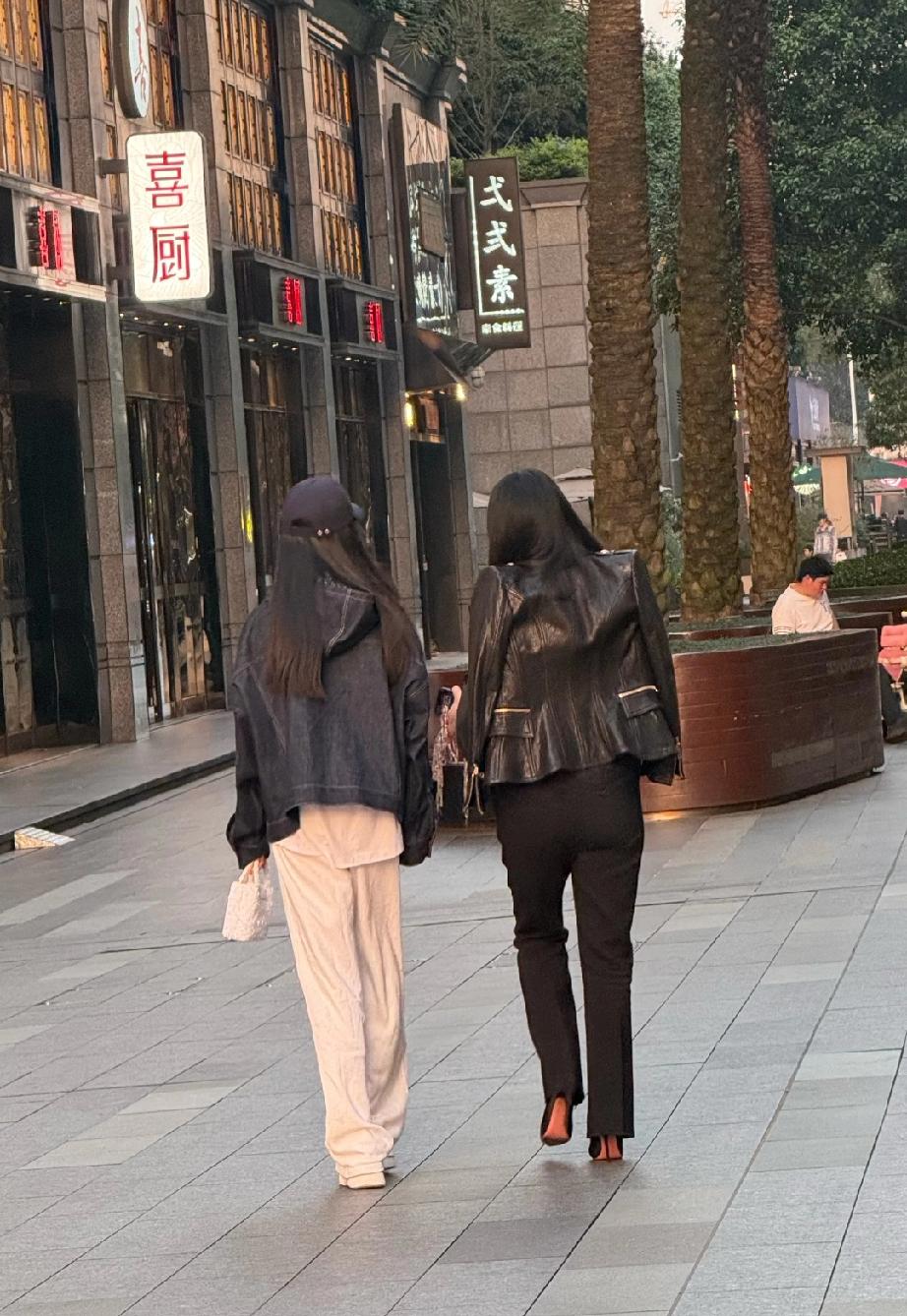 李湘去年还胖得像200斤的状态，近照曝光又瘦得看着不到100斤了。4月18日，有