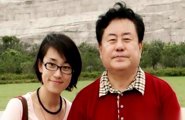 说出来你敢信？领结婚证那天，新郎官身边站的，不是新娘，是他战友的老婆。新娘呢？