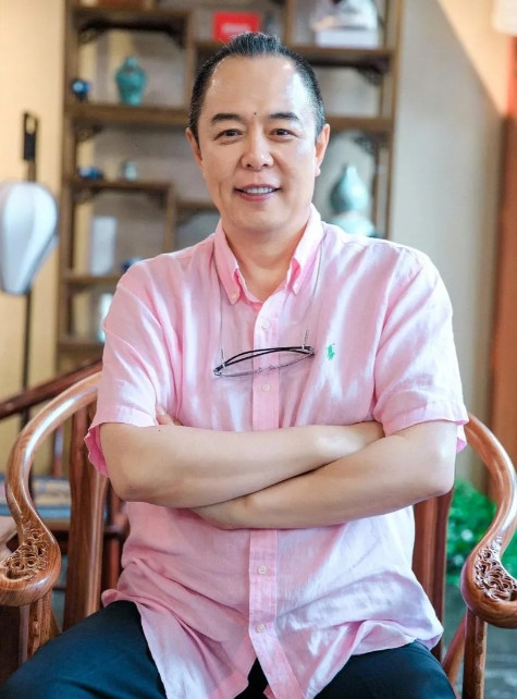 1997年，40岁的张铁林离异后爱上23岁的侯俊杰，当侯俊杰怀孕后，张铁林又爱上