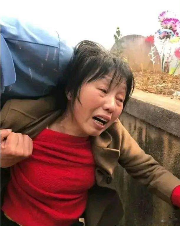 1984年，一战士英勇牺牲，其新婚20天妻子拒绝改嫁，并生下孩子，35年后，妻子