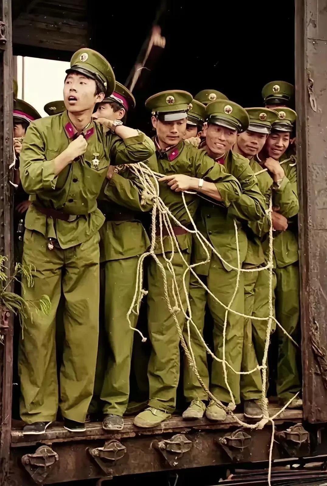 1987年兰州军区的部队结束老山轮战，当火车开入西安火车站，士兵们焦急的寻找亲人