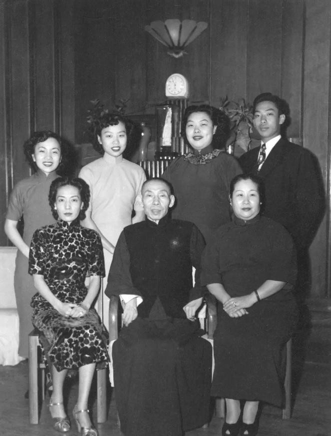 1965年，杜月笙的四姨太姚玉兰外出打牌，突然感到全身发热，焦躁不安，她心中涌起