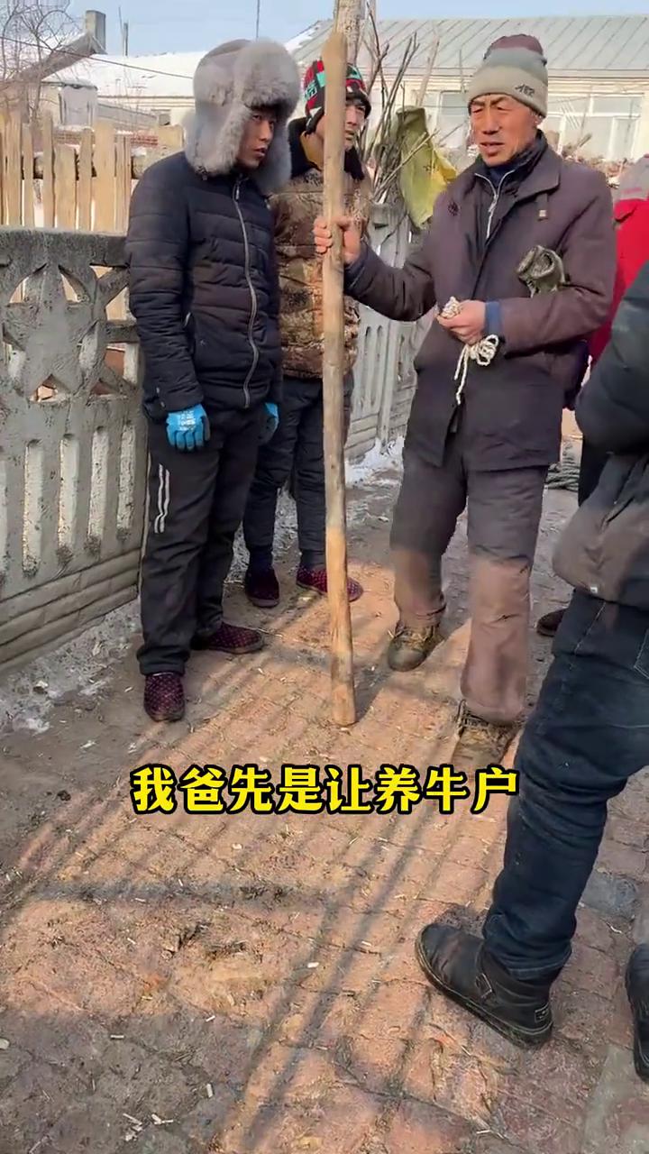史上硬核通便。眼前这头初生小牛犊已经整整三天不拉屎，养牛户愁的直转圈。我爸赶到