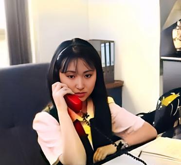 这是1991年26岁的陈晓旭身穿职业装坐在办公桌前打电话。此时，陈晓旭已在广告公