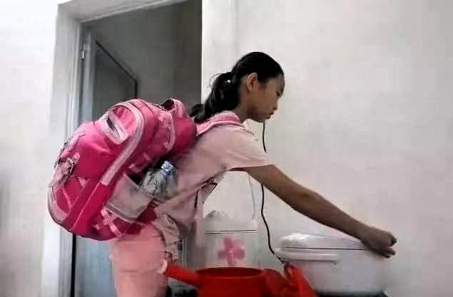 上海一个13岁小姑娘，叫小花，爸妈离婚后跟着爸爸和爷爷过。结果没几年，爸爸和爷爷