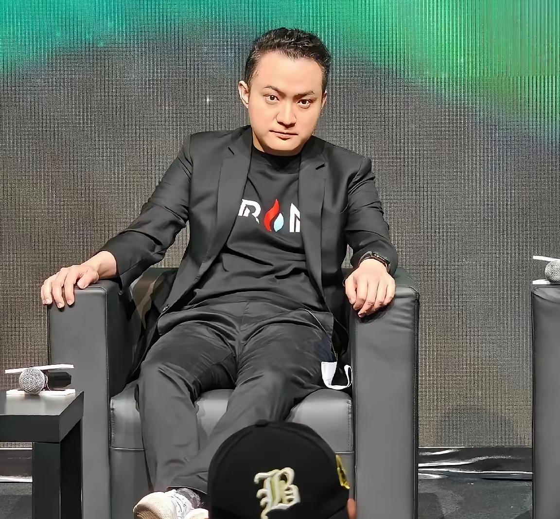 我终于明白孙隔为什么每次出镜镜头都显示上半身了，原来身体是如此不协调，现在想来，