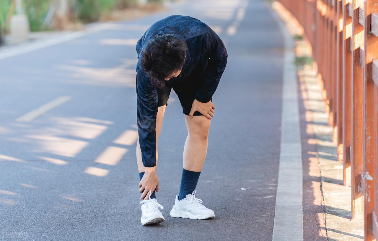 医生提醒：若腿上出现这4种迹象，可能是癌症在靠近，早做筛查腿上不舒服，大多数
