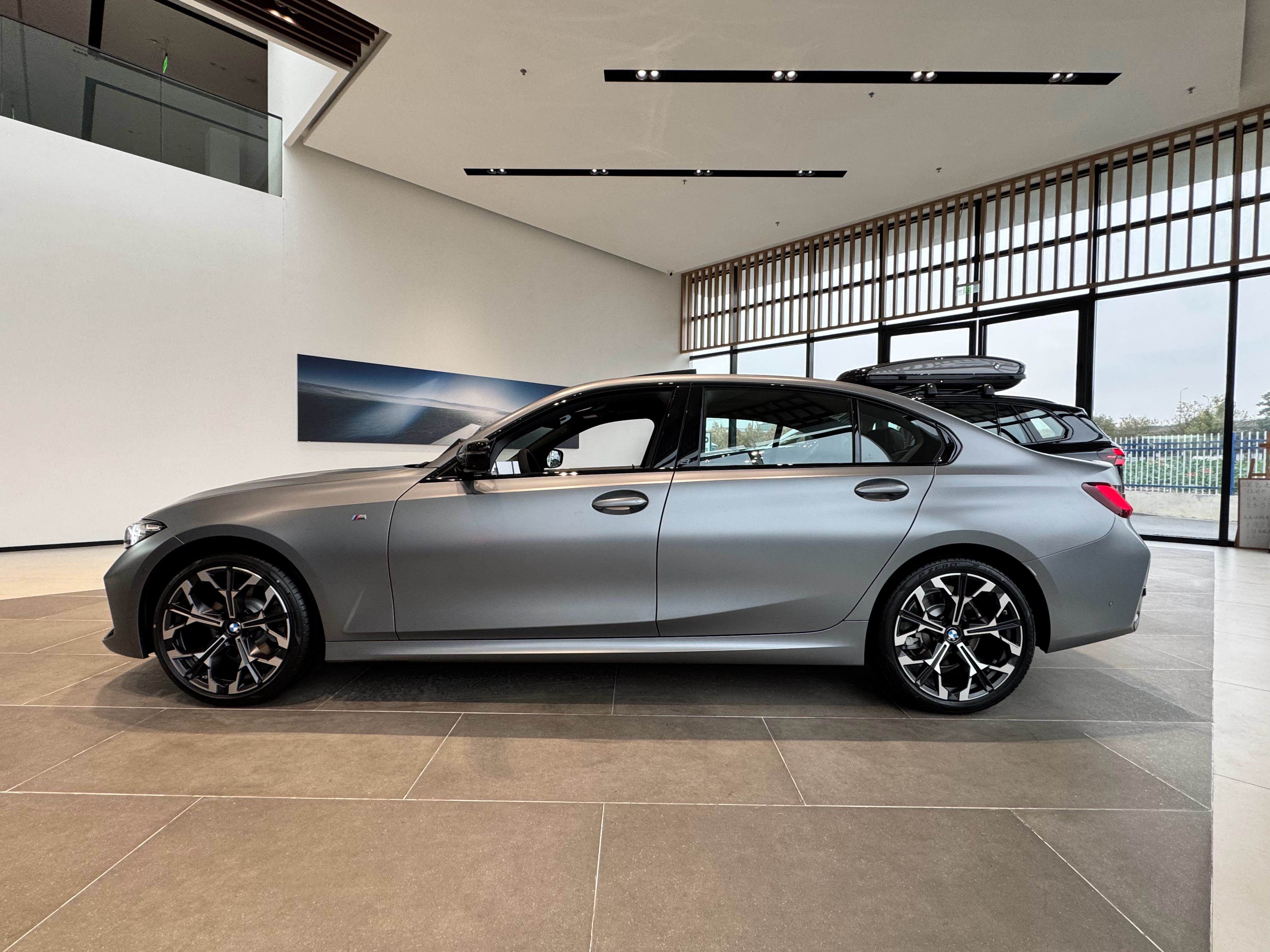 宝马330Li50周年限量版，相较于普通版本终端价格贵了2万左右，多了哪些东西