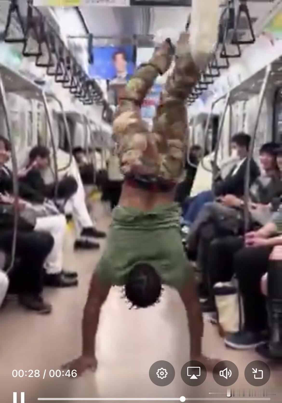 根据网络上流传的消息，日本人对美国非裔人士在东京地铁上跳舞感到震惊和厌恶，当地文