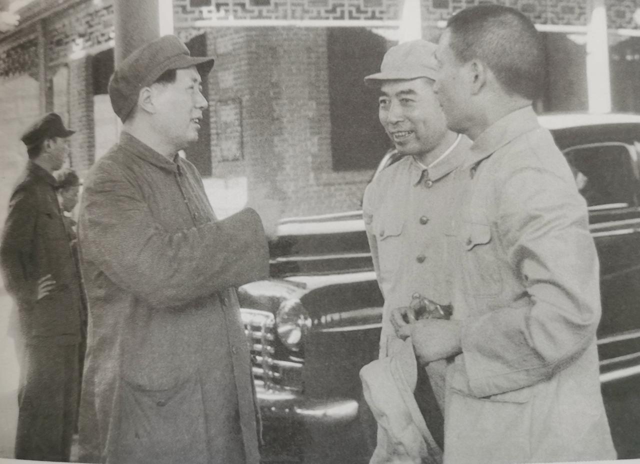 新中国成立，毛主席对张治中将军说，让你当彭副总司令的副手，委屈了吧？当时彭老总是