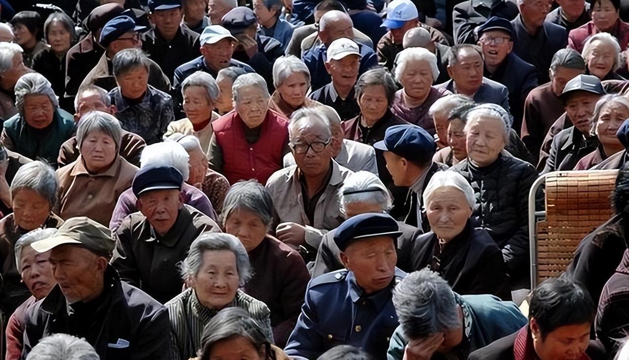 死亡高峰期真无法避免？三年3200万人离世，养老体系还能承受吗？老人越来越多，