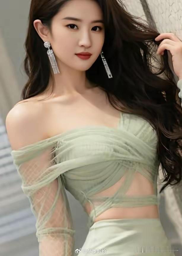刘亦菲深V礼服不捂胸惹争议：内娱女星不敢做的事，她凭什么敢？意大利米兰市举办的宝