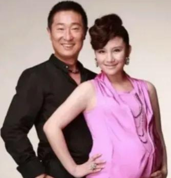 一次，林永健陪老婆逛街，老婆看上了一条5800元的裤衩，死活非要买，林永健大怒，