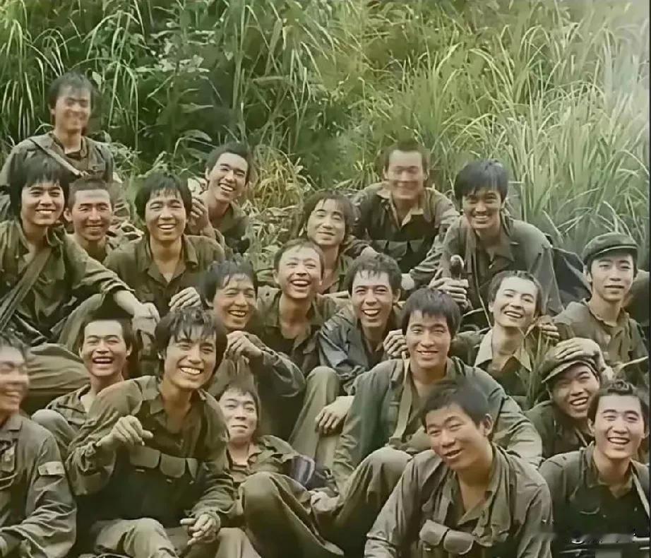 1988年，老山侦察兵作战归来！邱枢连长，他带领132名官兵数次前出国境侦察作