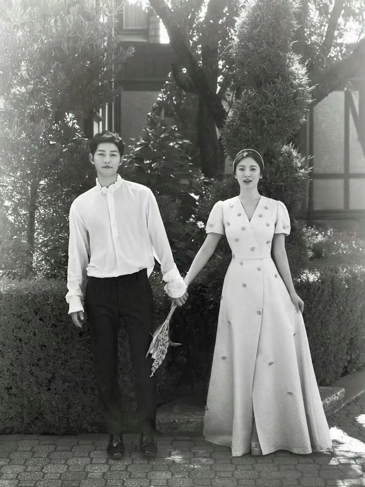 韩国娱乐圈明星结婚拍的结婚照，每一组都不一样，真的很像韩剧一样有氛围感。你别说，