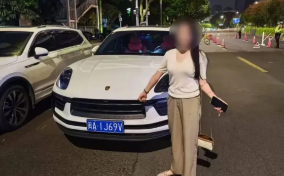 这个有钱女人任性杨女士驾驶闽A1J69V保时捷越野车在福州酒驾被抓，酒精值正好