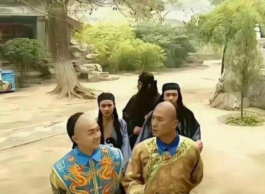 扒一扒《还珠格格》的穿帮镜头辫子咱就不说了，美化的不像样，今天要说的是图二那个