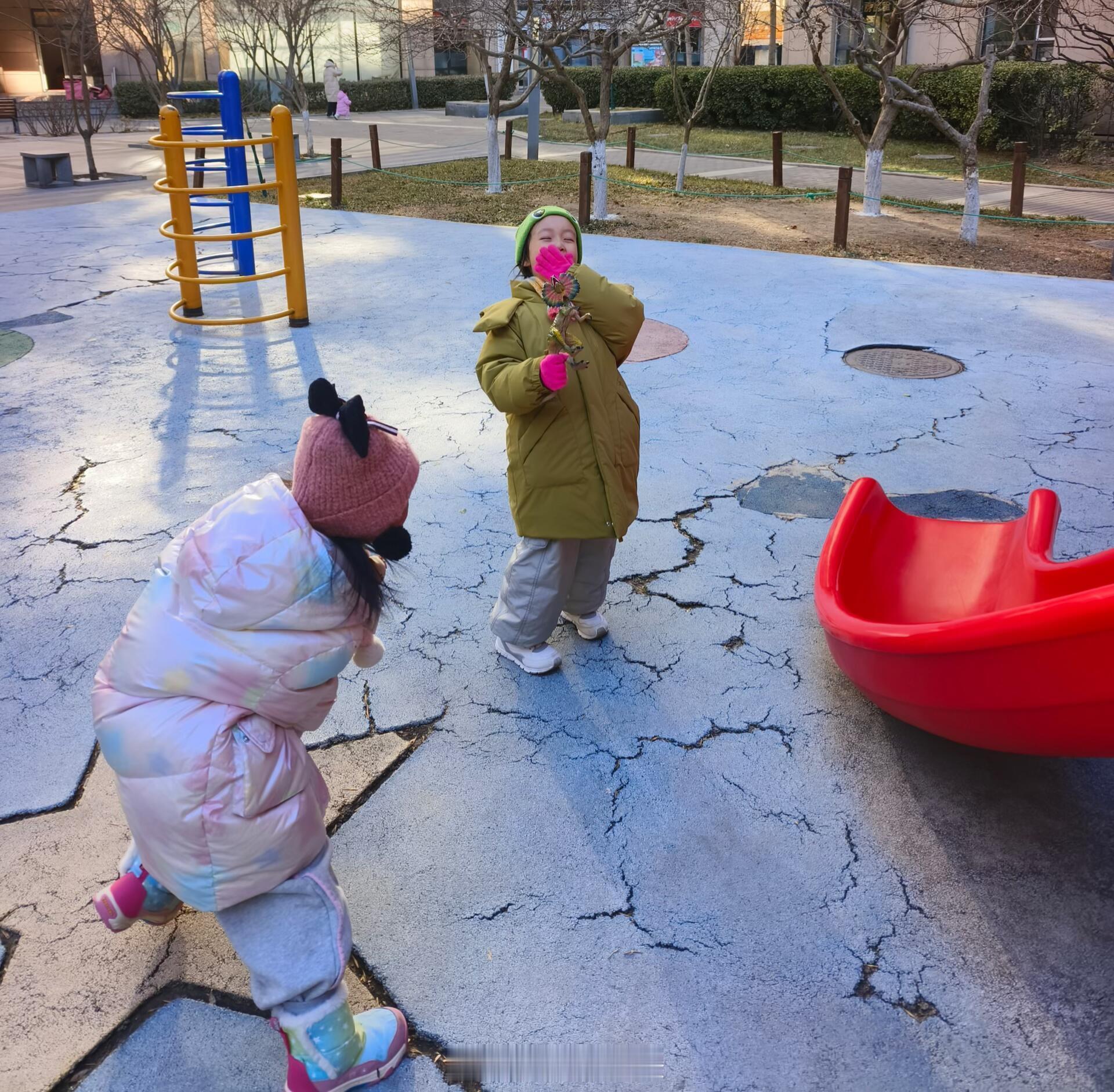 齐溪大女儿4岁身高齐溪4岁大女儿好高齐溪骄傲晒女儿照片，大女儿露脸像王传君，身高