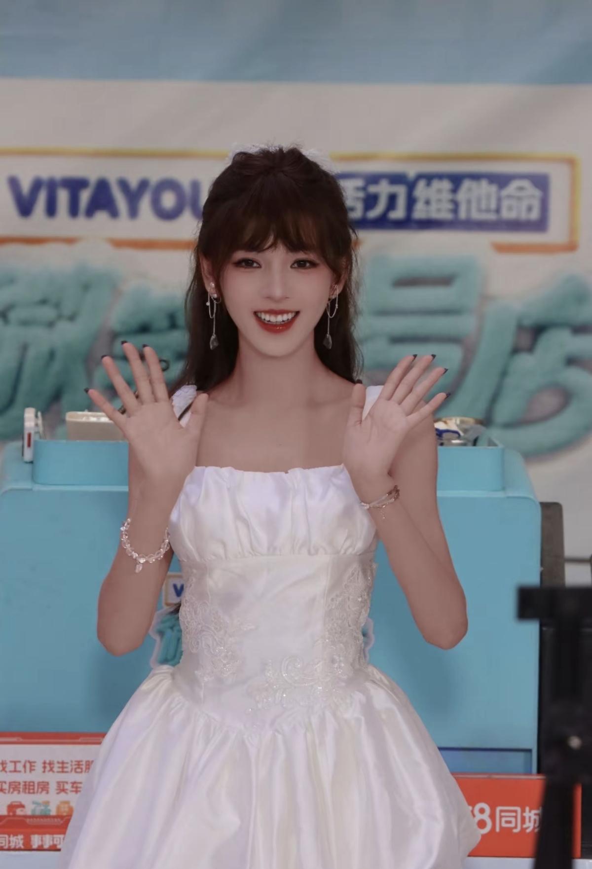 张予曦的齐刘海造型自带少女buff，在镜头前挥手的样子，像自带柔光滤镜[比心]娱