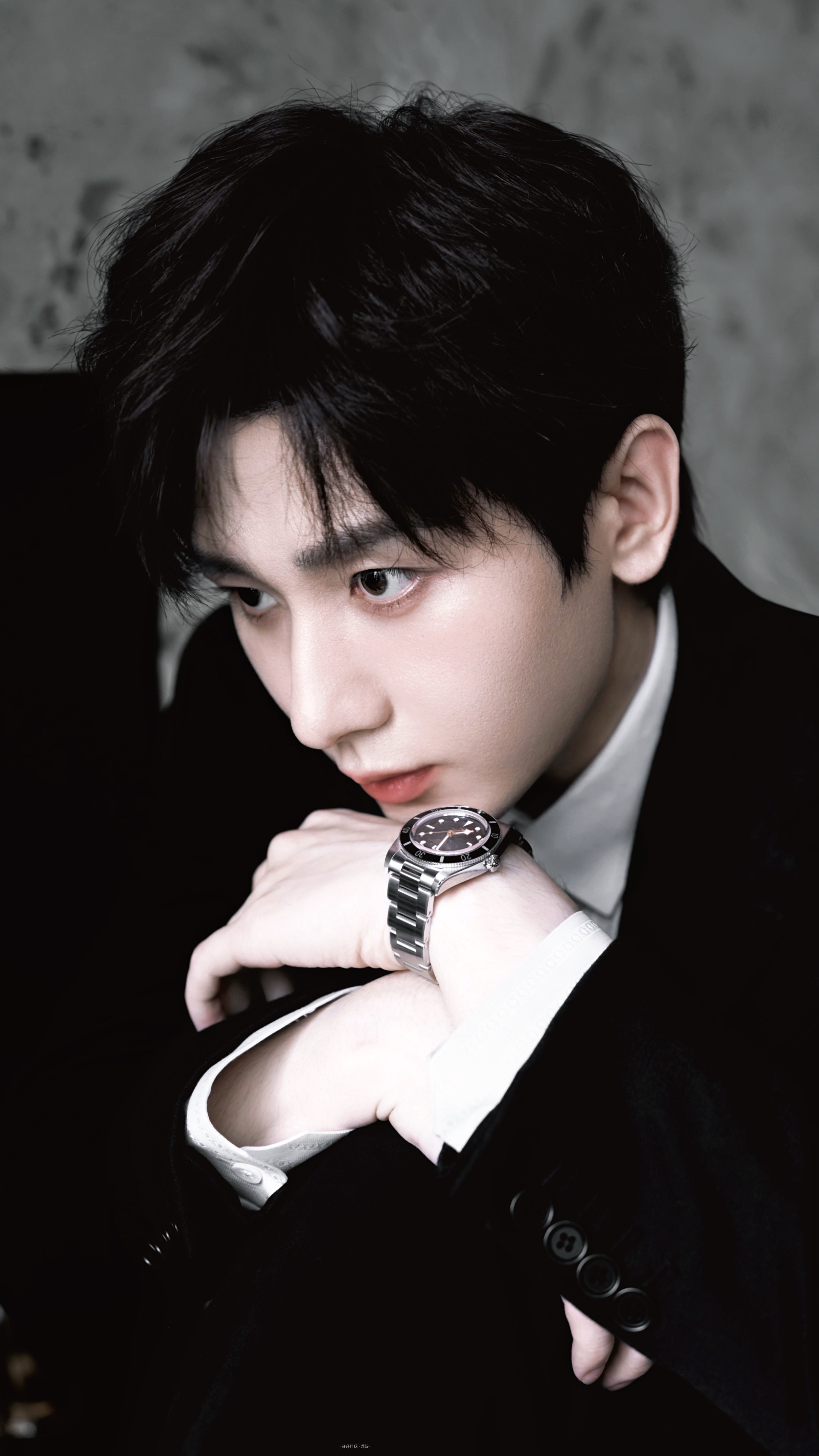 黑西装勾勒肩线，指尖轻扯领带，是克制的张力成毅|2026与成毅共赴新章