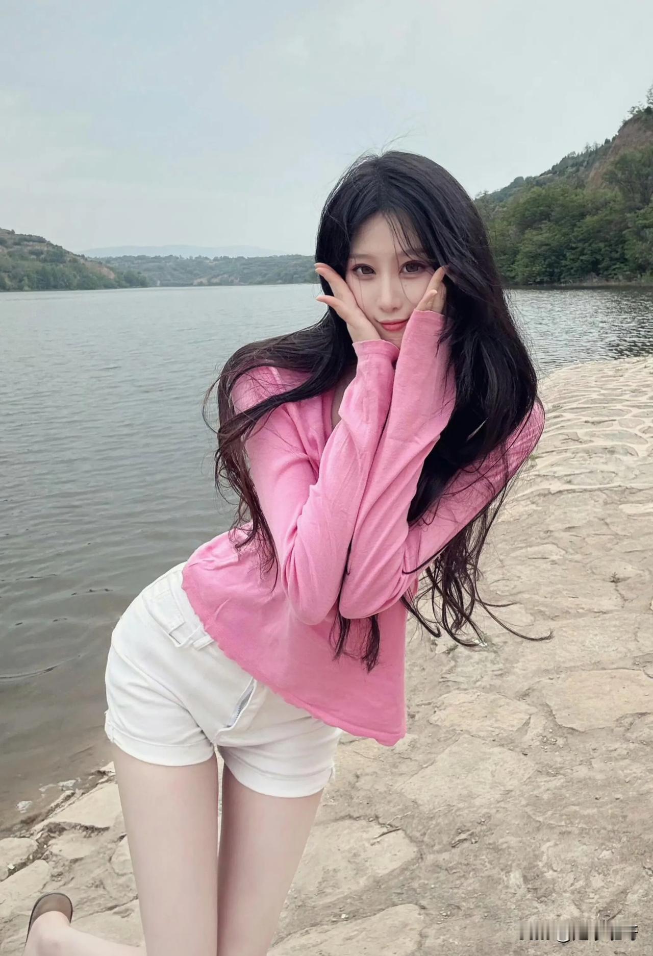 气质女神独自一个人在水边😎