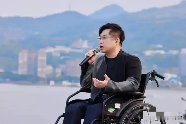 郑智化，这些年生活的点滴：1.他很早就结婚啦，老婆不是圈内人，很低调。有个