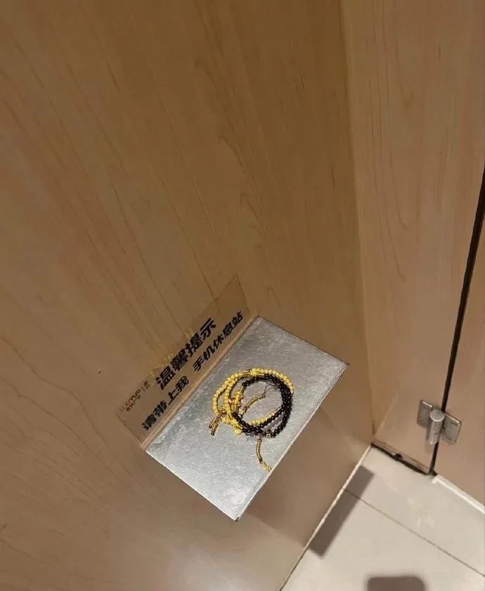 酒店上卫生间看到的，兄弟们，支个招，我是拿还是不拿？