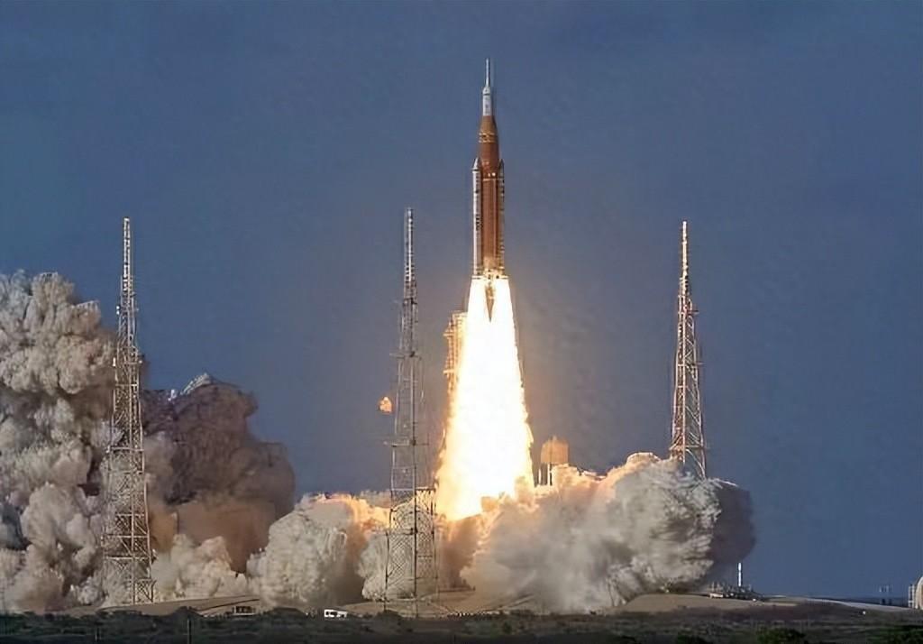 德媒看出了端倪，迎头泼了一盆冷水：“月球已经不再属于我们了。”老美这次虽然抢