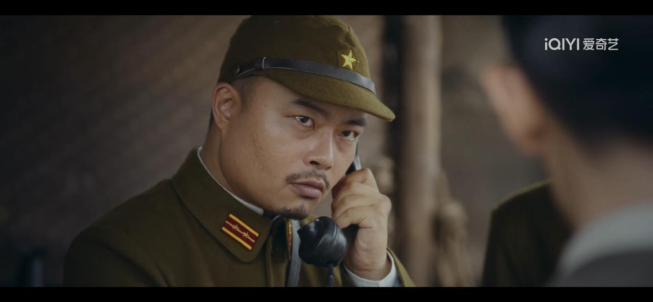 《风与潮》当日本少佐拨通赵县长电话时，何贤攥紧双拳，手心里冒汗，这下大麻烦来了。