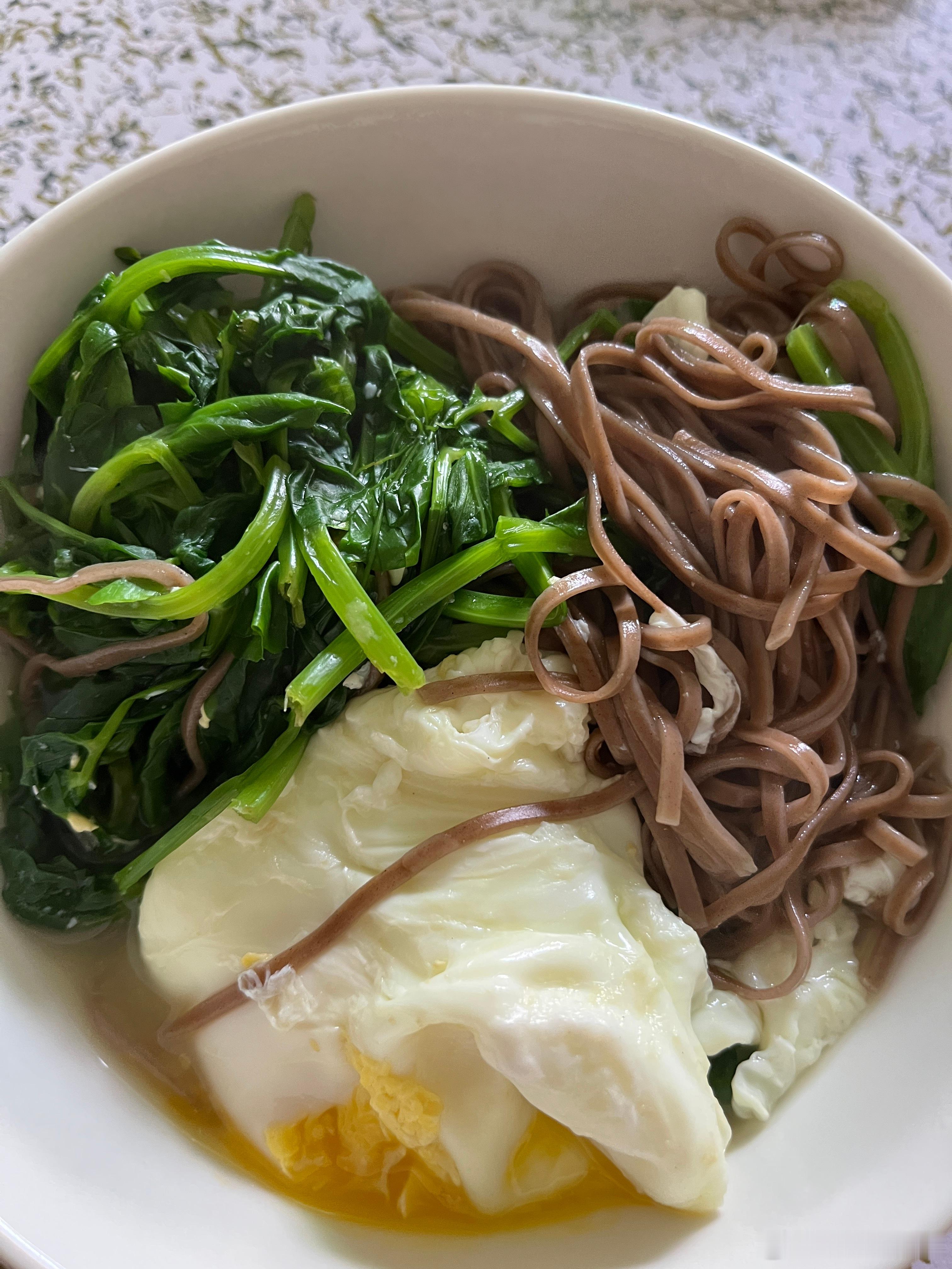 也要吃点碳水，以前吃一大碗，现在要减半减半，别误会，看着这碗大，实际没多少的向佐