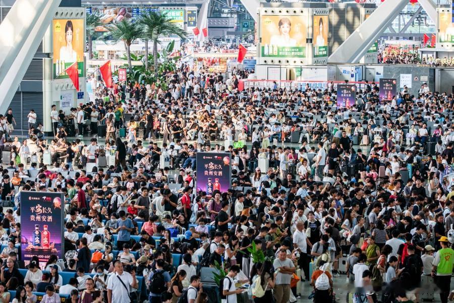 海外机场挤满华人年轻人：始祖鸟+小鹰背包成标识，消费观念悄然换了一代人最近