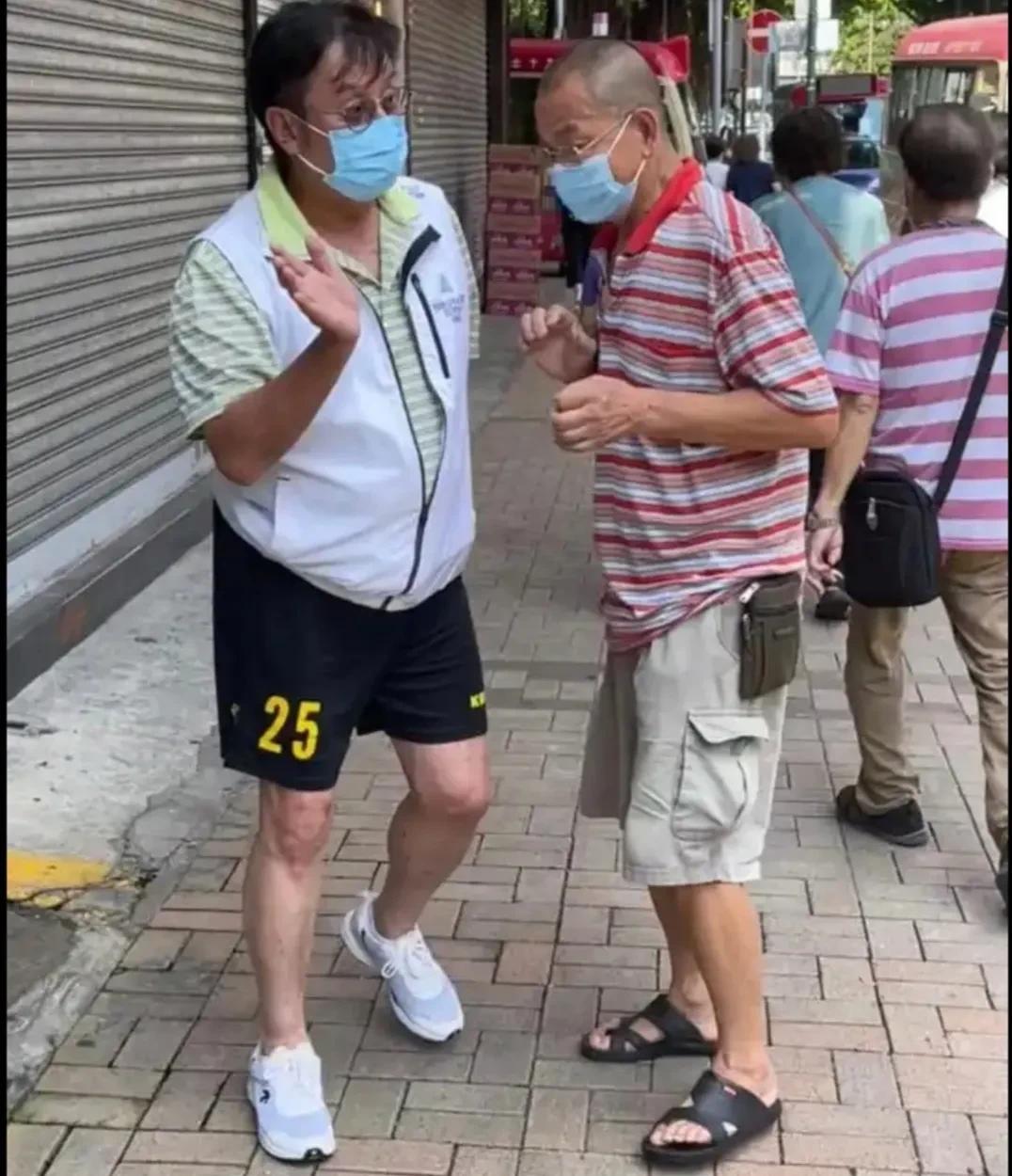 谭咏麟一大早晨跑结束后就来到上水探店，金鱼佬铺头还没开，碰头后的俩人一边说一边走