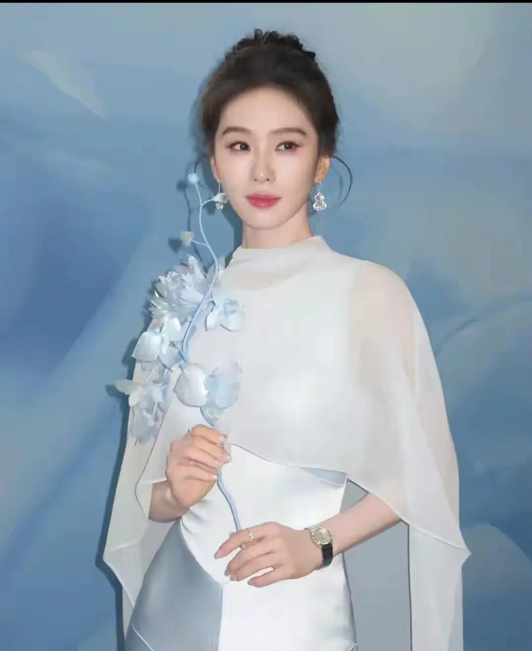 刘诗诗这组造型美到心颤！🤍白缎拼接纱质斗篷礼裙，清冷又温柔，宛如水墨丹青里走