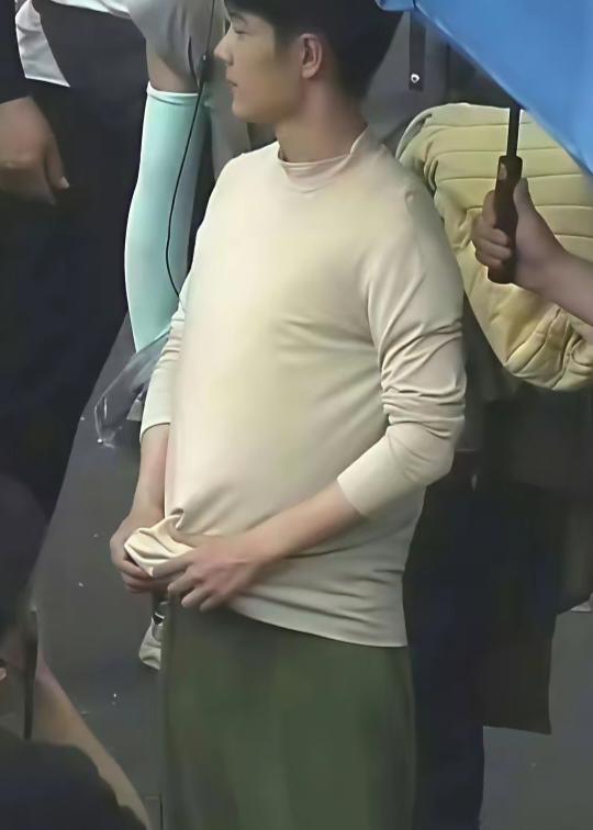 肖战腹部鼓起？真相曝光，粉丝集体破防！不是发福，不是怀孕，竟是这个小物件惹的