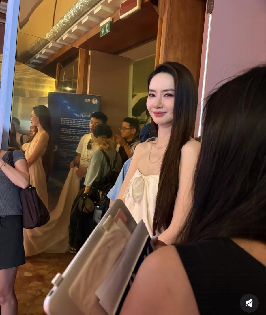 9月8日，戚薇现身意大利参加威尼斯电影节，疑整容后遗症出现，左脸下方皮肤有点坍塌