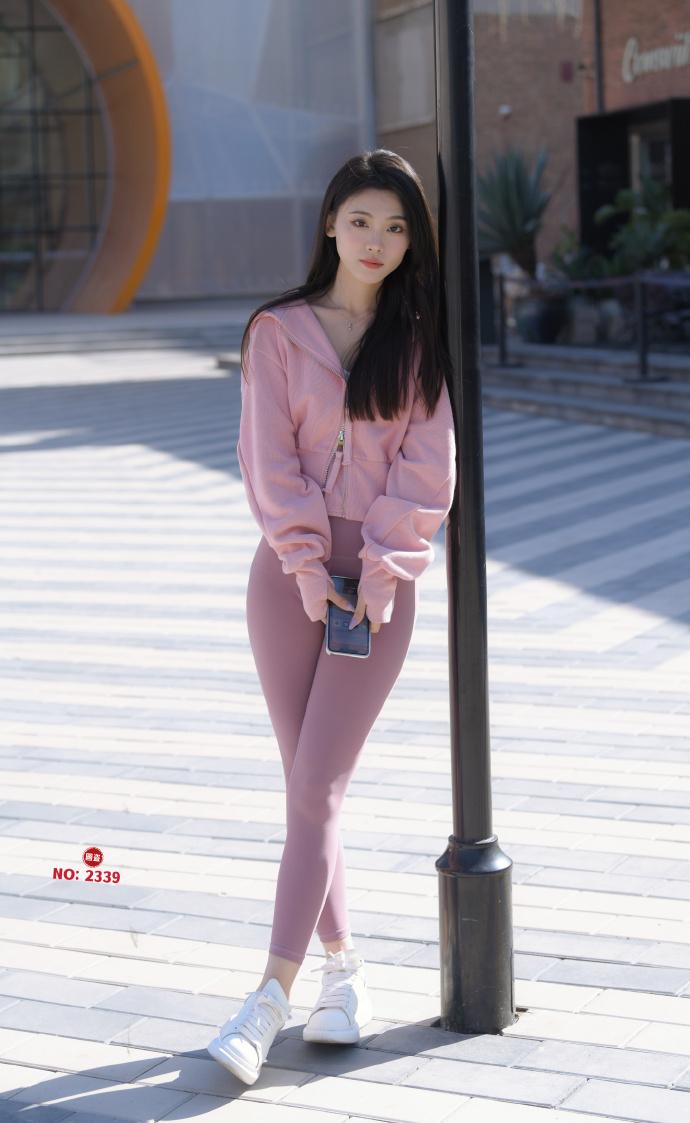 全身粉色系浅粉色穿搭时尚穿搭