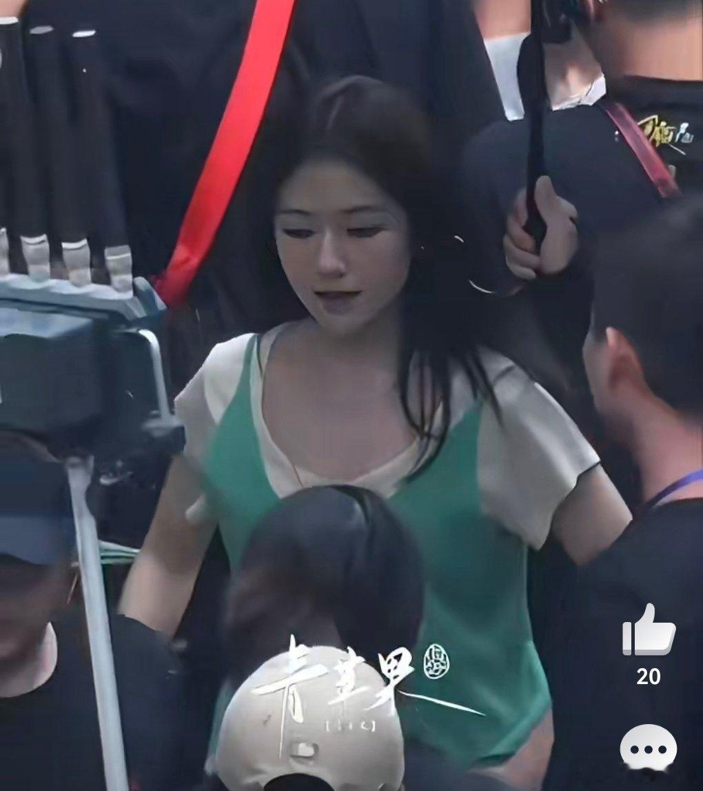 大不大美颜都明显的还有点粗钝阿腰臀粗壮感​​​