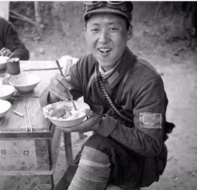 1942年，女特务诱骗彭德怀的警卫员，让他在彭德怀的饭菜里下毒，毒杀彭德怀。奇怪