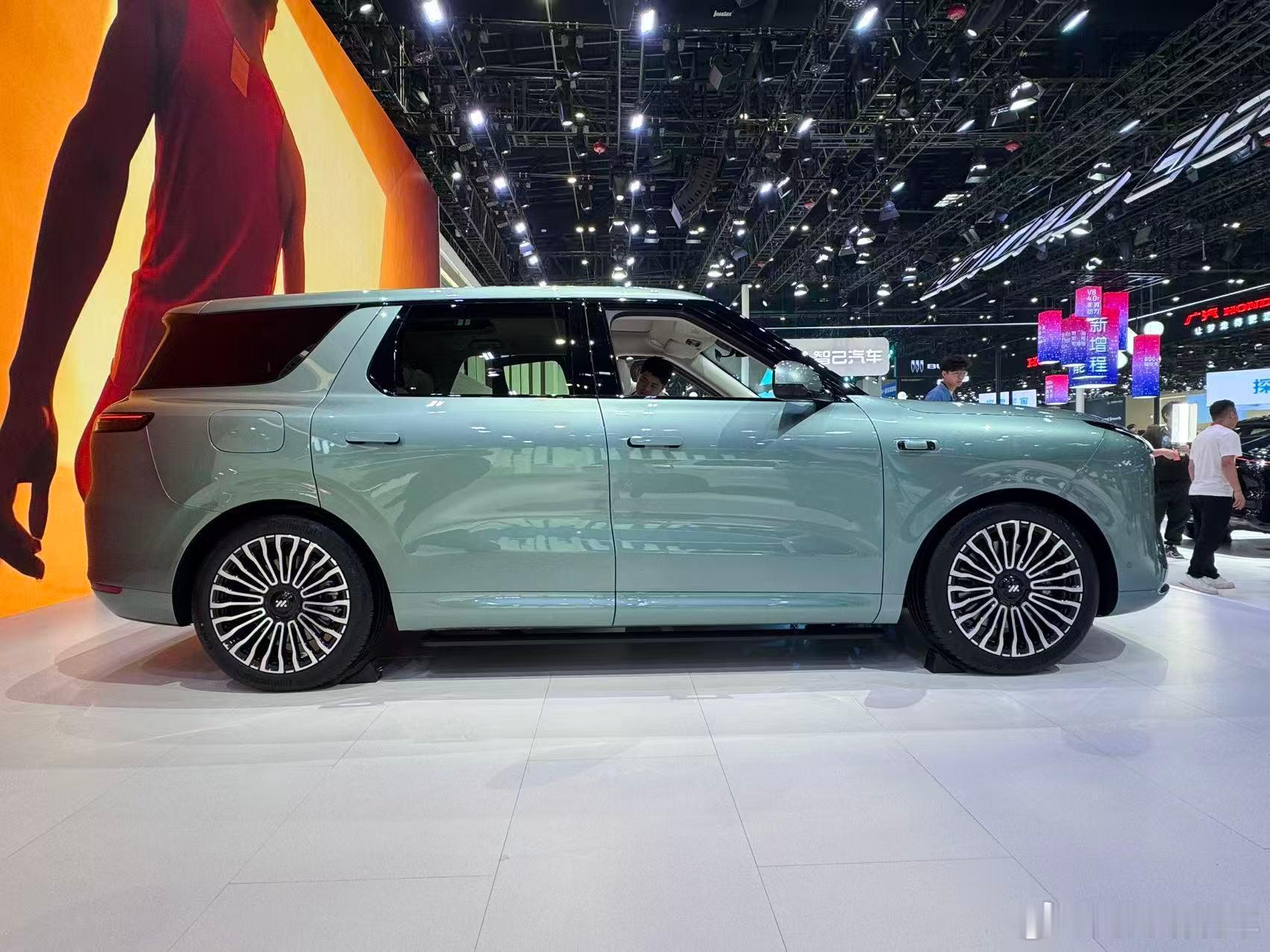 这次北京车展逛下来，智己LS8算是25万级里很实在的一台旗舰SUV。标配就很顶：