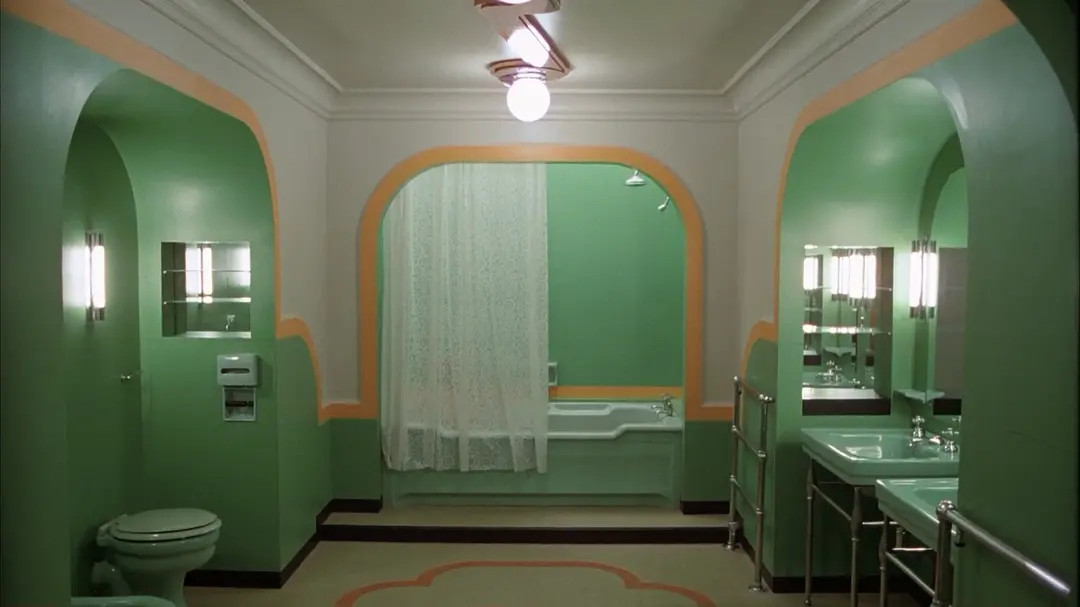 《闪灵》这次国内公映有两处比较明显的裁画幅处理，一是237号房间里从浴缸里走出莱