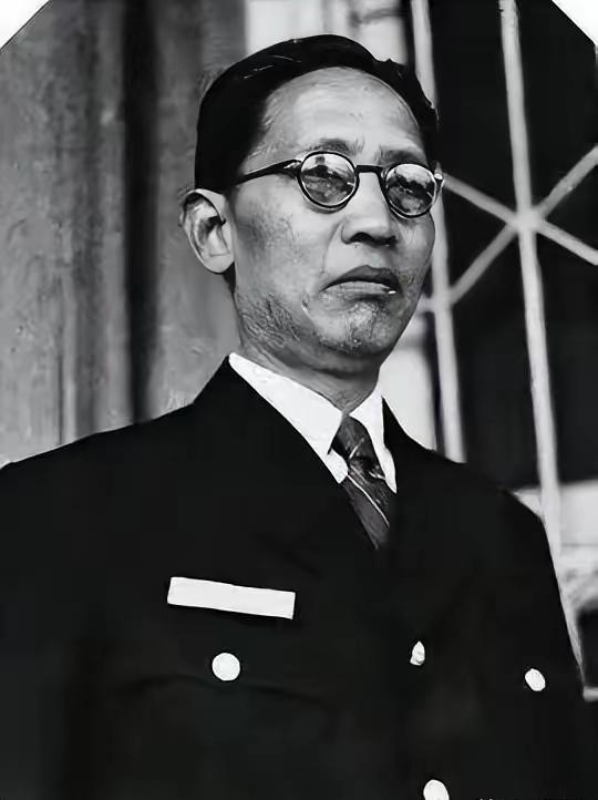 1949年1月，中统特务头子叶秀峰把自己私藏的2700多根金条交给儿子，让他带去