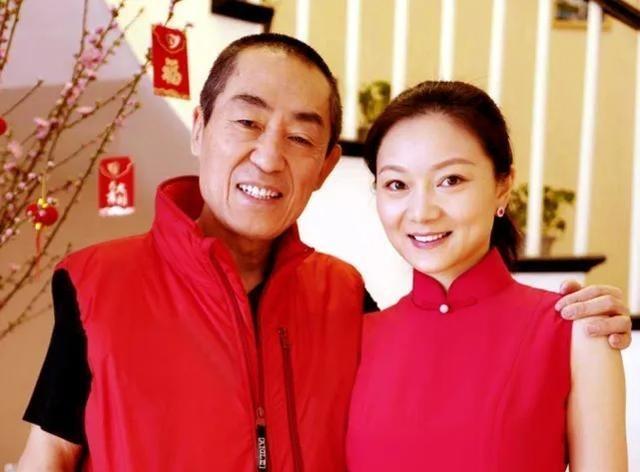 有一次，记者好奇地问张艺谋：“你超生被罚款748万，身价50亿，为什么残疾的弟弟